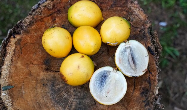 사진 노란색 레몬 한 어리가 나무 테이블 위에 있습니다.