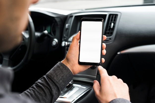 Фото Бизнесмен сидит в машине с помощью мобильного телефона с белым экраном