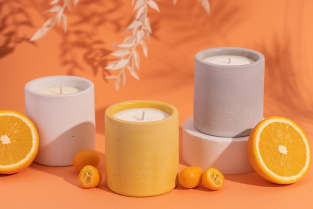 Фото Свеча с апельсинами и свеча на ней