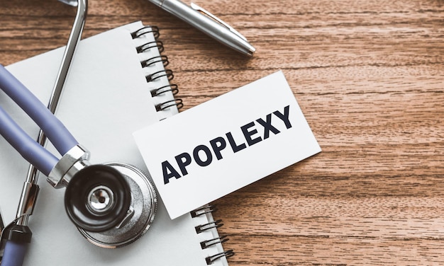 写真 木製の医者のテーブルにapoplexyというテキストが書かれたカード