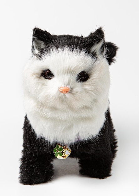 사진 ⁇ 색 배경 에 있는 고양이 형상 의 어린이 장난감