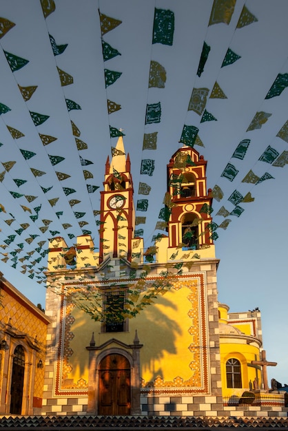 Фото Католическая церковь в мексике, украшенная красочным папель-пикадо
