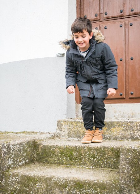 写真 階段でジャンプする子供