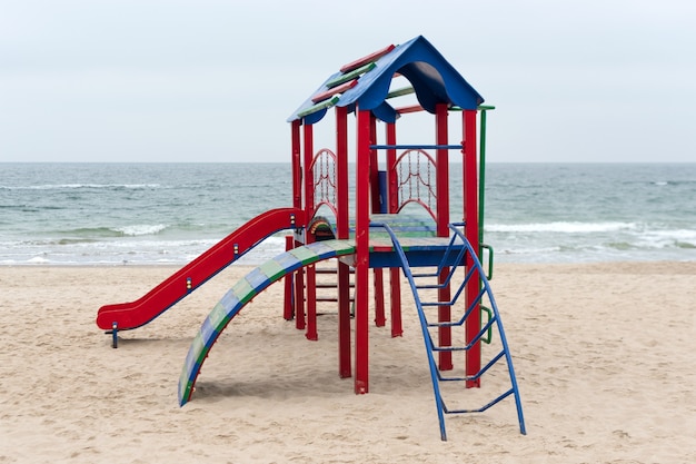 Детская игровая площадка для активных игр на пляже. красочная пустая детская  площадка в парке у моря. благоустройство общественных пространств. |  Премиум Фото