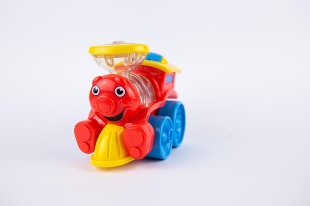 Фото Детский пластиковый игрушечный паровоз 39 лет на белом фоне