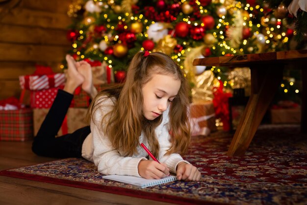 Фото Детское письмо санта в преддверие счастливого нового года шаблон пустая открытка милая девушка, которая