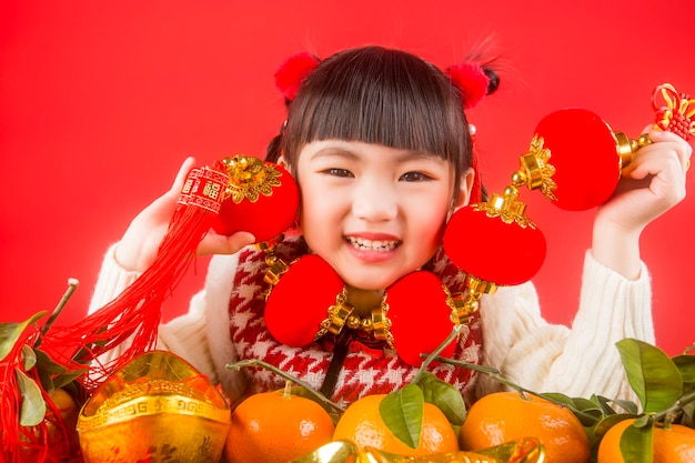 中国の女の子が春祭りを喜んで歓迎します