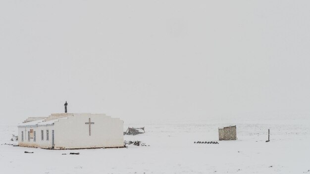 Фото Церковь, окруженная снегом, в горах лесото, африка.