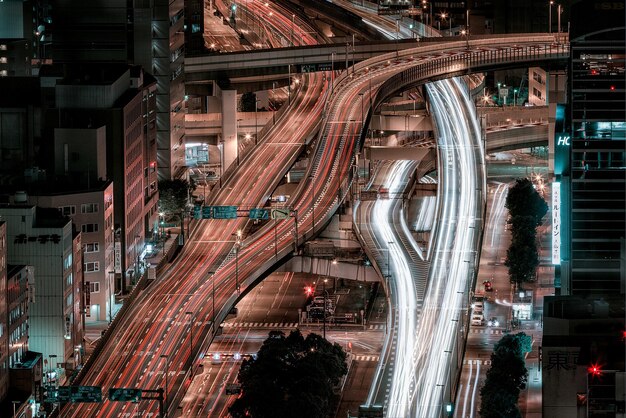 写真 高速道路と高速道路を持つ夜の都市風景