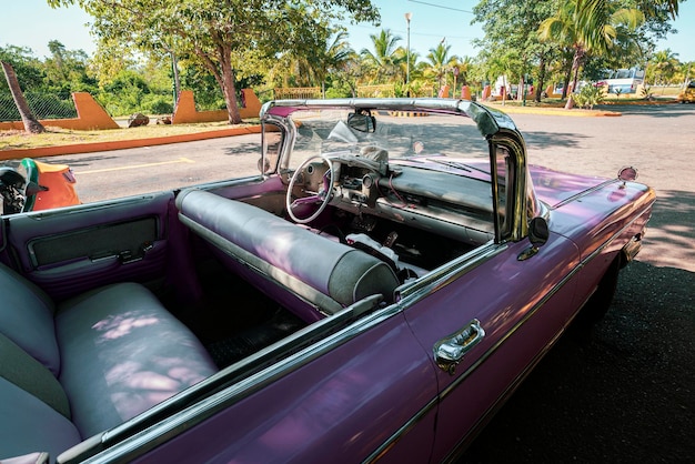 写真 古典的なピンクのレトロな車がバラデロキューバのリゾートタウンの道路に駐車されています