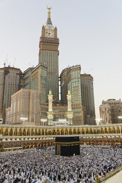 Фото Часовая башня с золотыми часами в середине