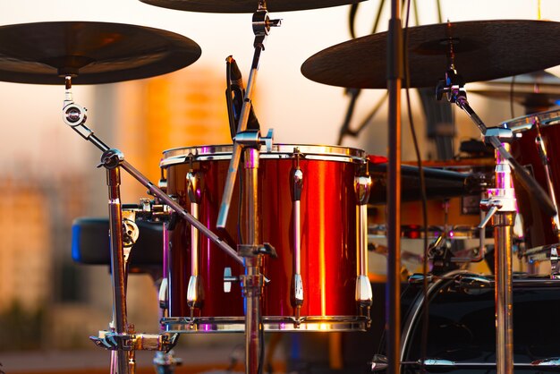 ステージ上の赤いドラムのクローズアップ写真