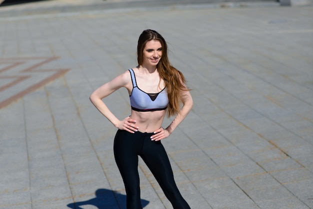 A close up van aantrekkelijke jonge vrouw hardlopen, fitness buitenshuis doen