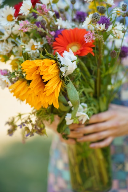 写真 野生の花の美しい花束のクローズアップ