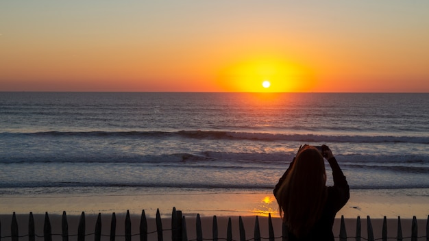 写真 カラフルな海のビーチの夕日、フランス