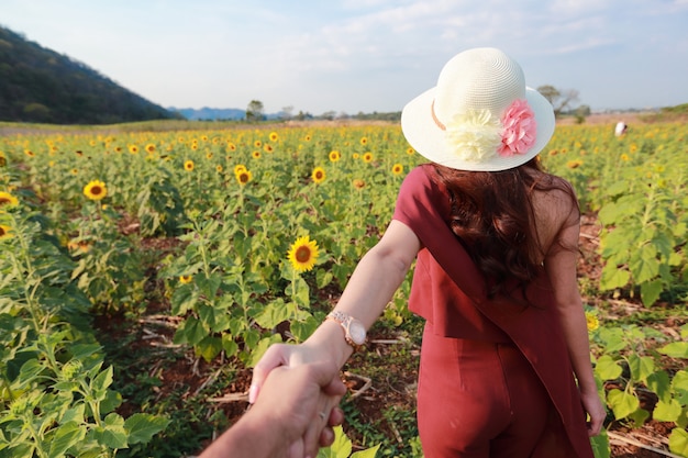 사진 자연에서 해바라기 밭 가운데 손을 잡고 몇