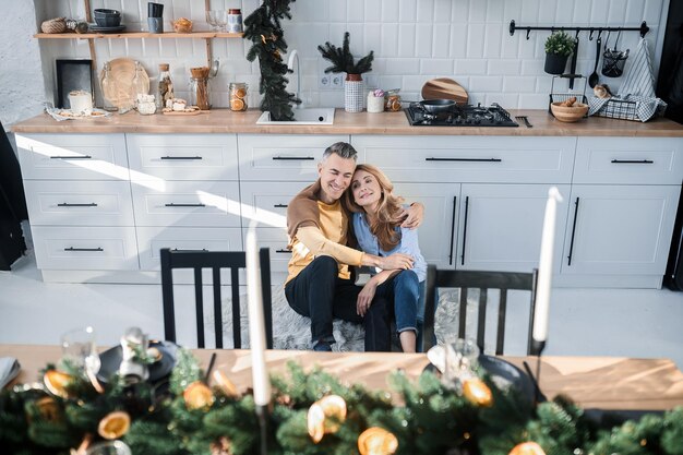 Фото Пара на кухне чувствует себя романтично и влюбленно