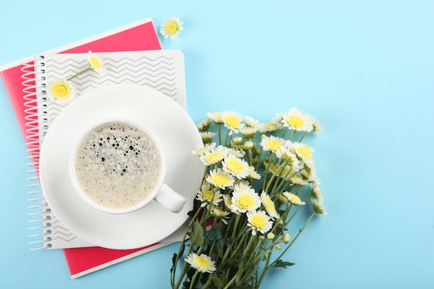 사진 커피 한 잔의 꽃다발과 좋은 아침이라는 단어가 적힌 카드