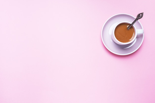 Чашка кофе на розовом фоне с копией пространства. вид сверху. минимализм. |  Премиум Фото