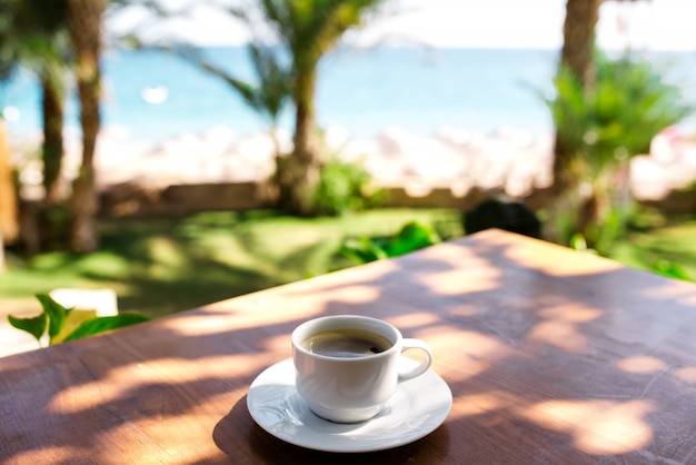 사진 해변가 레스토랑에서 커피 한 잔