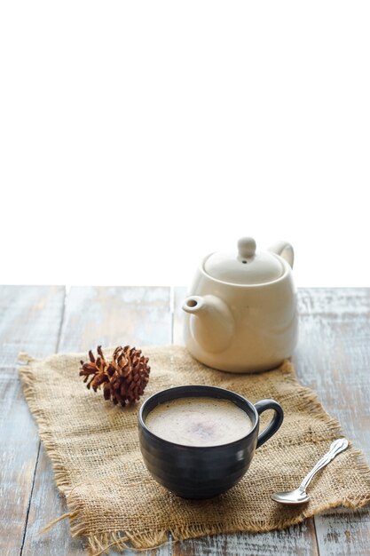 写真 テーブルの上で出される一杯のコーヒー