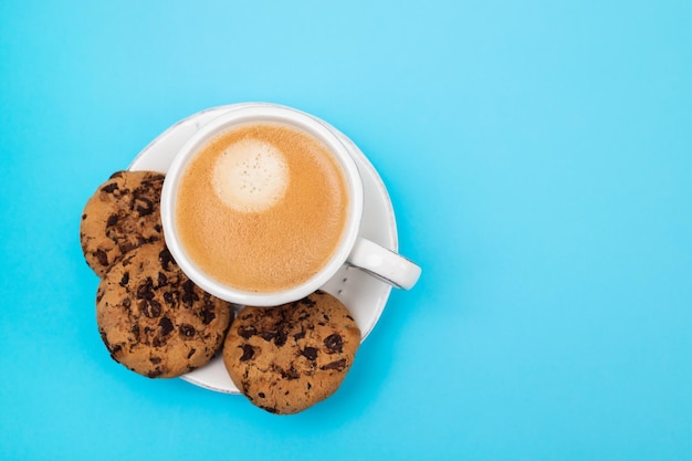 クッキー チョコレート ドロップとコーヒーのカップ