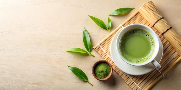 写真 木製のテーブルに緑茶の葉が付いた緑茶のカップ