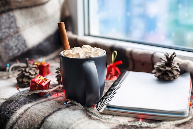 사진 창에 핫 초콜릿과 마쉬 멜로우 한 잔. 새해 개념