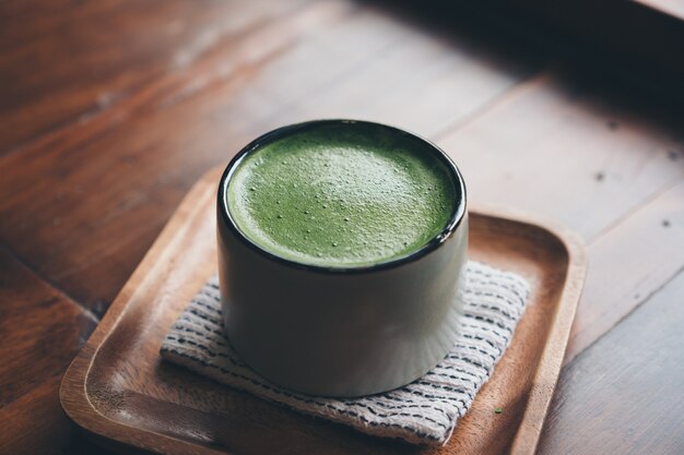 写真 木の床に熱い抹茶ラテ1杯