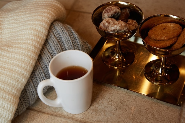 写真 一杯のお茶、セーター、クッキー