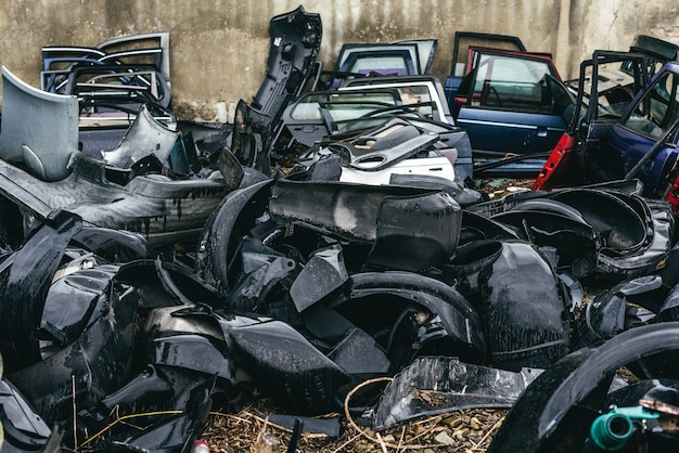 写真 壊れた錆びた車の部品とタイヤのダンプ