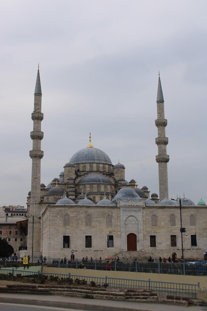 写真 イスタンブールのエミノニュ新モスク ミナレットのある建物