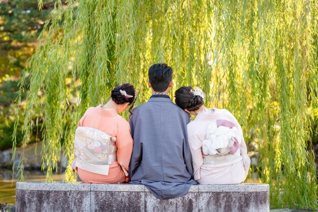 写真 日本 の キモノ を 着用 し て いる 家族 の 後ろ の 景色 京都 日本