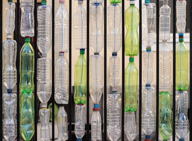 Фото Забор из пустых пластиковых бутылок перерабатывает экологию
