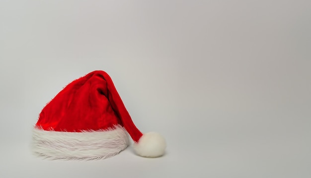 Фото Праздничная красно-белая шляпа санты изолируется на белом фоне