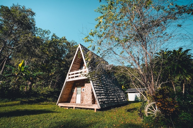 A Frame House In de zomerochtend voordat de herfstbladeren