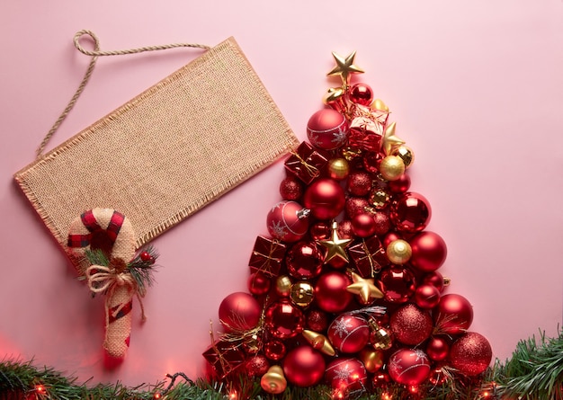 사진 장식품, 공 및 조명, 포스터로 만든 빨간색과 금색 크리스마스 트리가있는 프레임