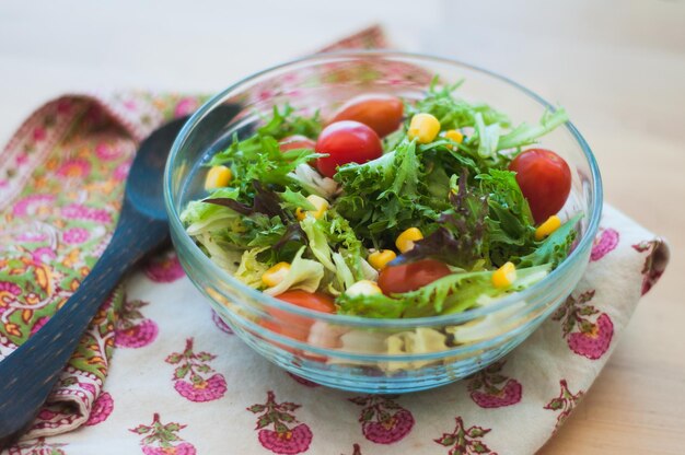 写真 果物と野菜で作られた新鮮で健康的なサラダ