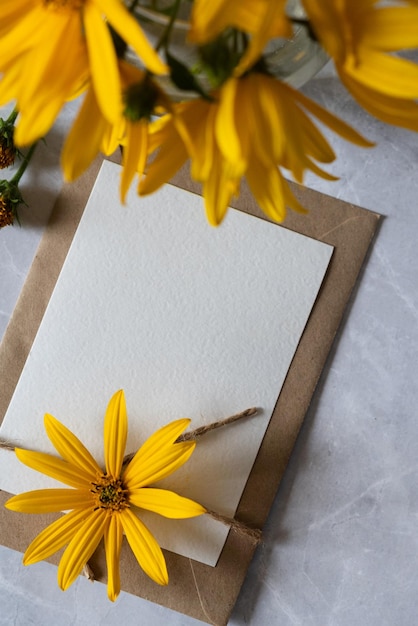 Фото Подарочная карточка с желтыми цветами на день матери место для текста