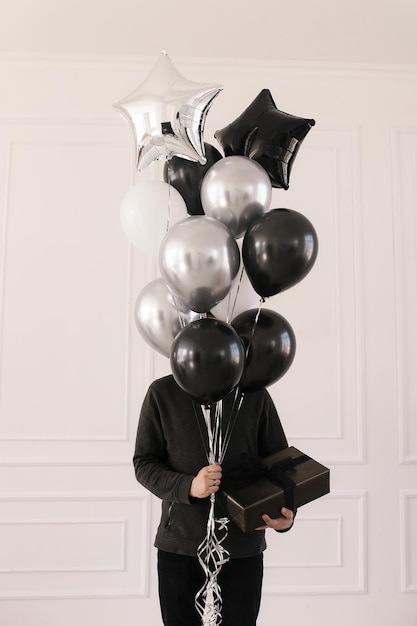 man with black balloon/黒い風船を持つ男 | www.piazzagrande.it