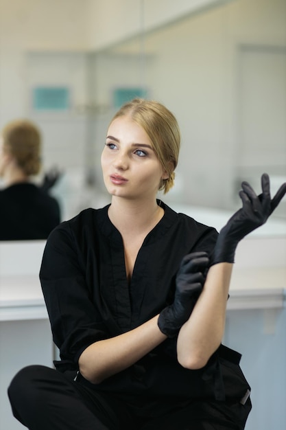 写真 エステサロンの女の子 施術前のマスターポーズ