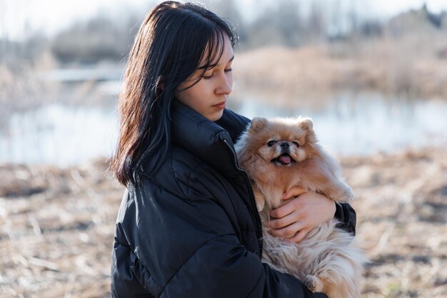 사진 공원에서 개와 함께 걸어가는 소녀 야외 레크리에이션 애완동물과 함께 작은 강아지와 함께 초상화