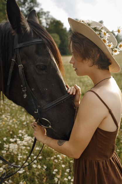 写真 馬を持つ少女 茶色のドレス 自然の中の男と動物