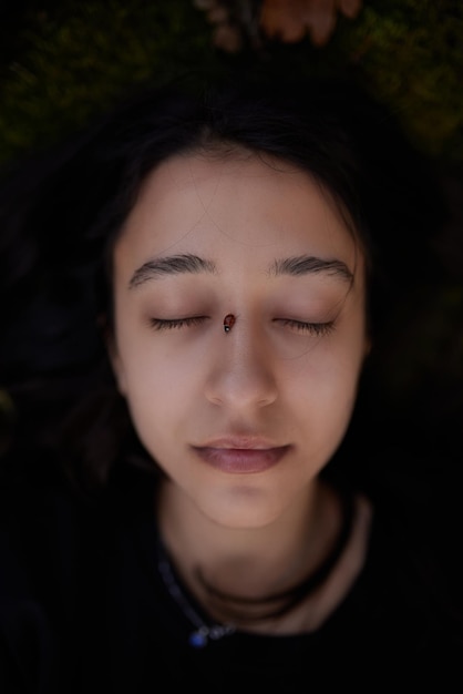 Фото Девушка с закрытыми глазами, божья коровка на лице