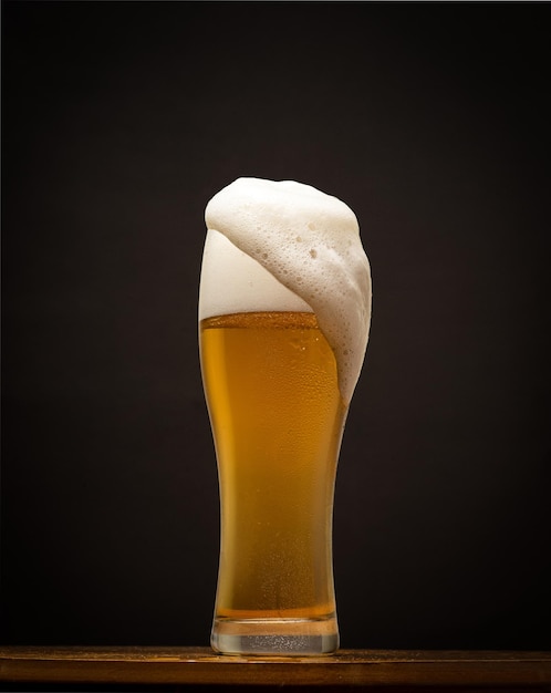 写真 黒の背景にビールのグラス