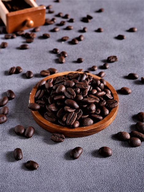 写真 マニュアルコーヒーグラインとアチェ・アラビカの焼きコーヒー豆を備えたダークコーヒーのグラス