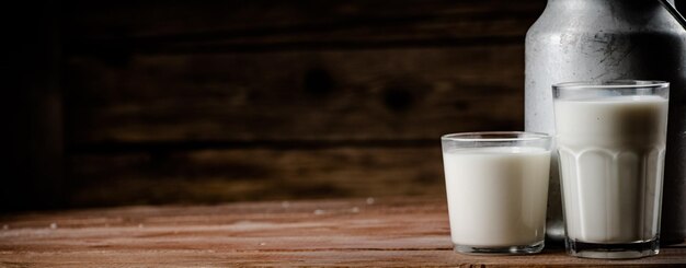 写真 自家製の村のミルクのガラス