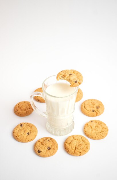 写真 おいしいクッキーと牛乳のグラス