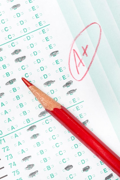 Фото Форма оцениваемого теста с красным карандашом для подсчета очков указывает на достижение и успех в образовании.