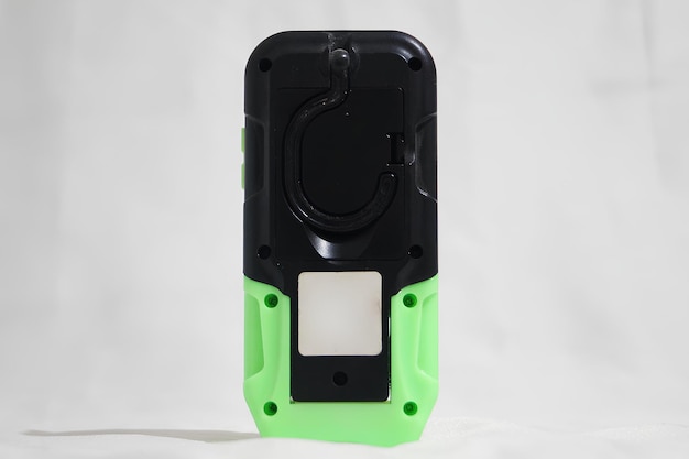 Фото Зеленый и черный сотовый телефон с белым фоном
